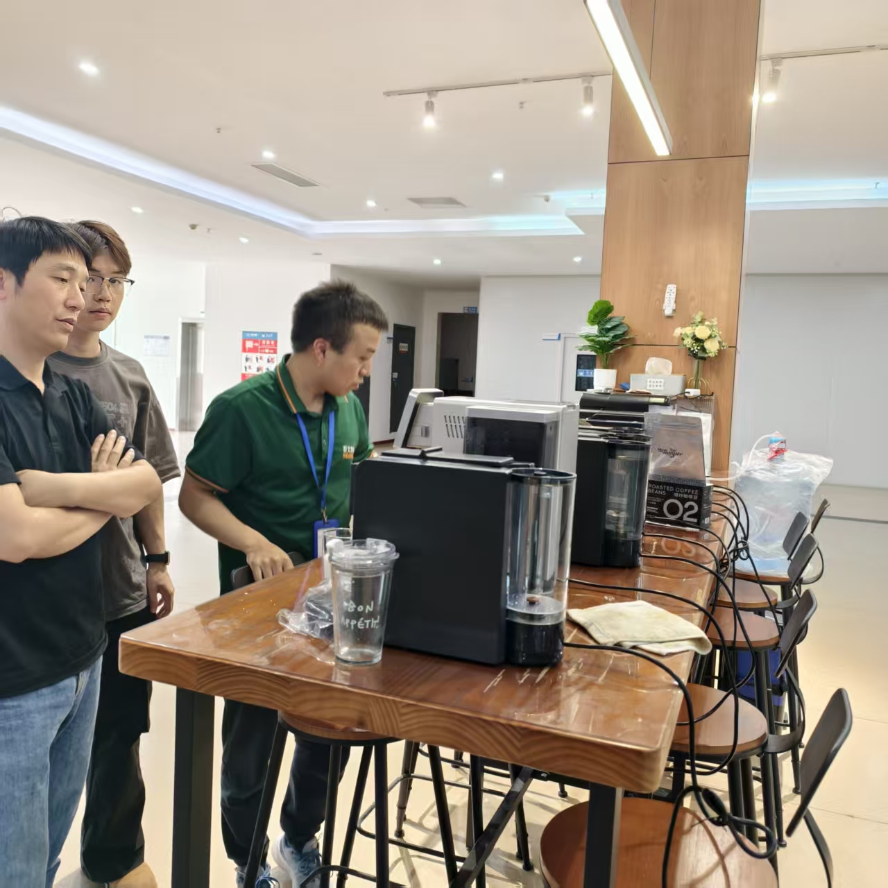 Aosom E-COMMERCE INC. Menaxheri i përgjithshëm Tang viziton Seaver dhe inspekton makinën plotësisht automatike të kafesë SV205